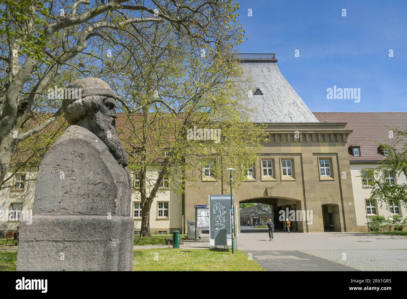 Büste, Johannes von Gutenberg, Haupteingang, Tor-Gebäude, Johannes Gutenberg-Universität, Campus Saarstraße, Mainz, Rheinland-Pfalz, Deutschland Stock Photo