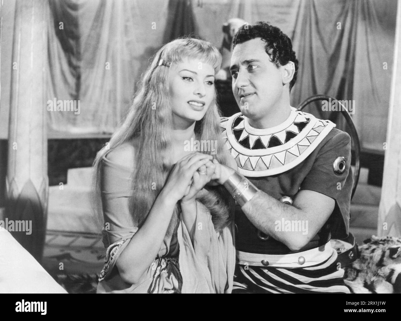 SOPHIA LOREN and ALBERTO SORDI in TWO NIGHTS WITH CLEOPATRA (1953) -Original title: DUE NOTTI CON CLEOPATRA-, directed by MARIO MATTOLI. Credit: EXCELSA FILM / Album Stock Photo