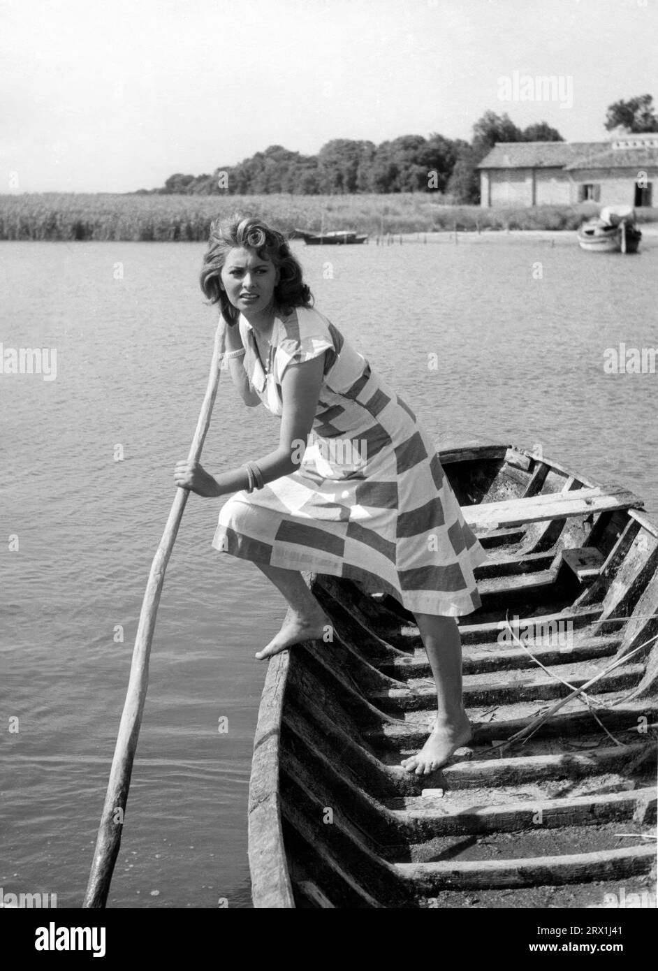 SOPHIA LOREN in THE RIVER GIRL (1955) -Original title: LA DONNA DEL FIUME-, directed by MARIO SOLDATI. Credit: PONTI-DE LAURENTIIS CINEMATOGRAFICA / Album Stock Photo