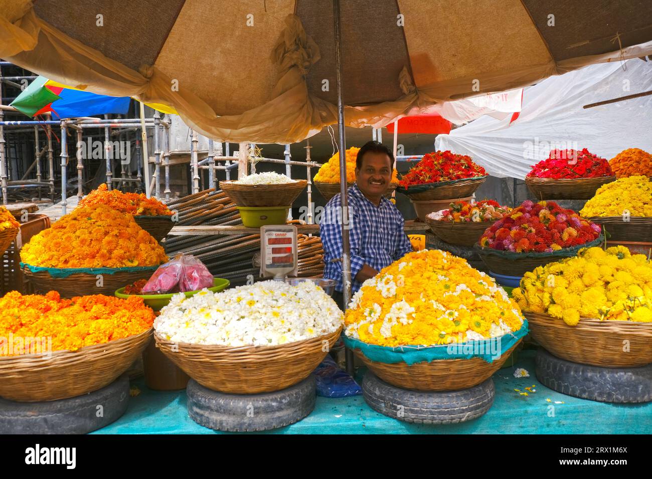 September 20, 2023, Colorful garlands flower selling in the market stalls in Pune during Ganesh Festival, India, Festivals in India. Stock Photo