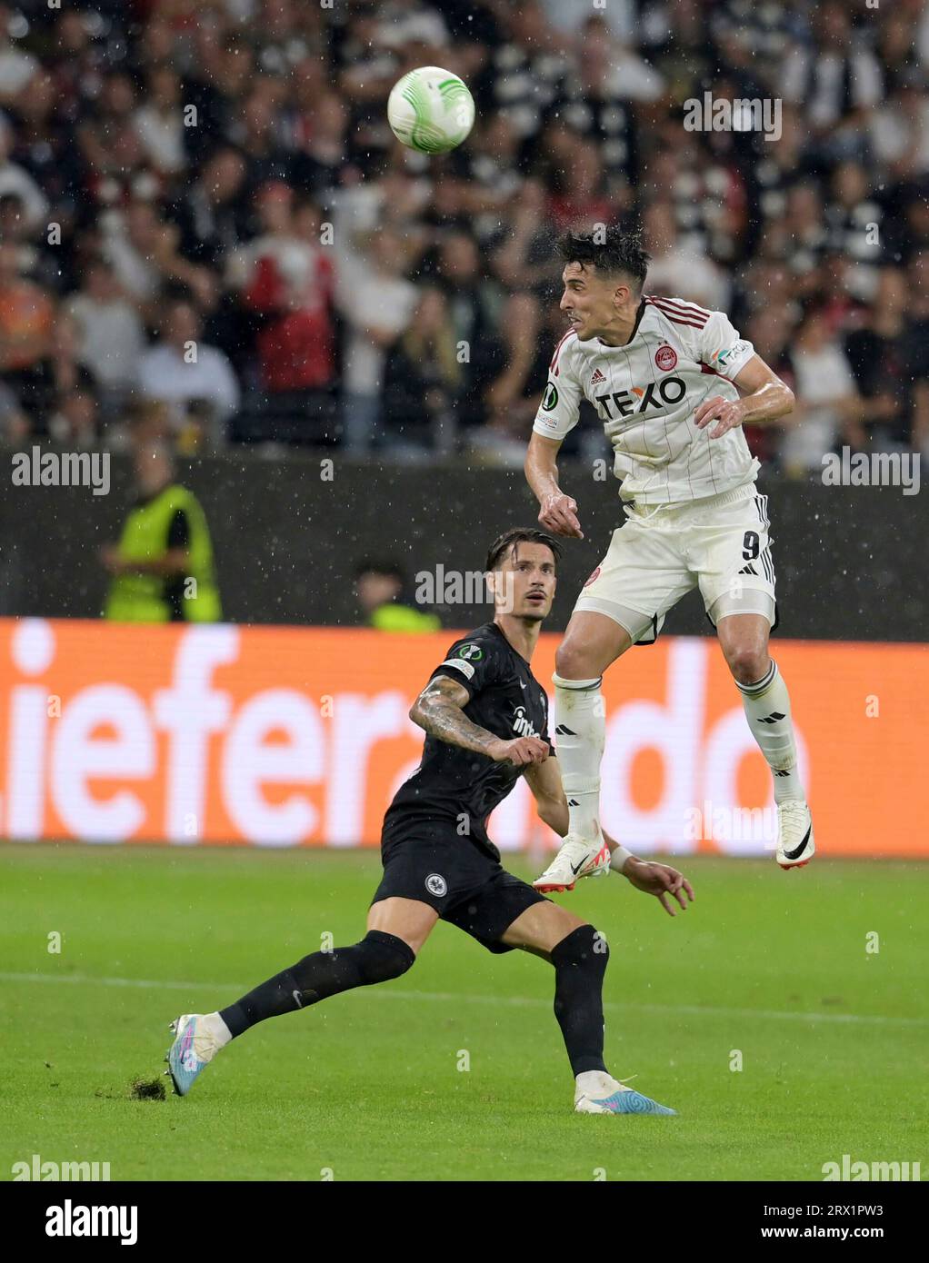 Robin. Koch. (hi) gegen Bojan Miovski fotografiert beim Fußball Conference League Spiel Robin. Koch. (hi) gegen Bojan Miovski fotografiert beim Fußball Conference League Spiel