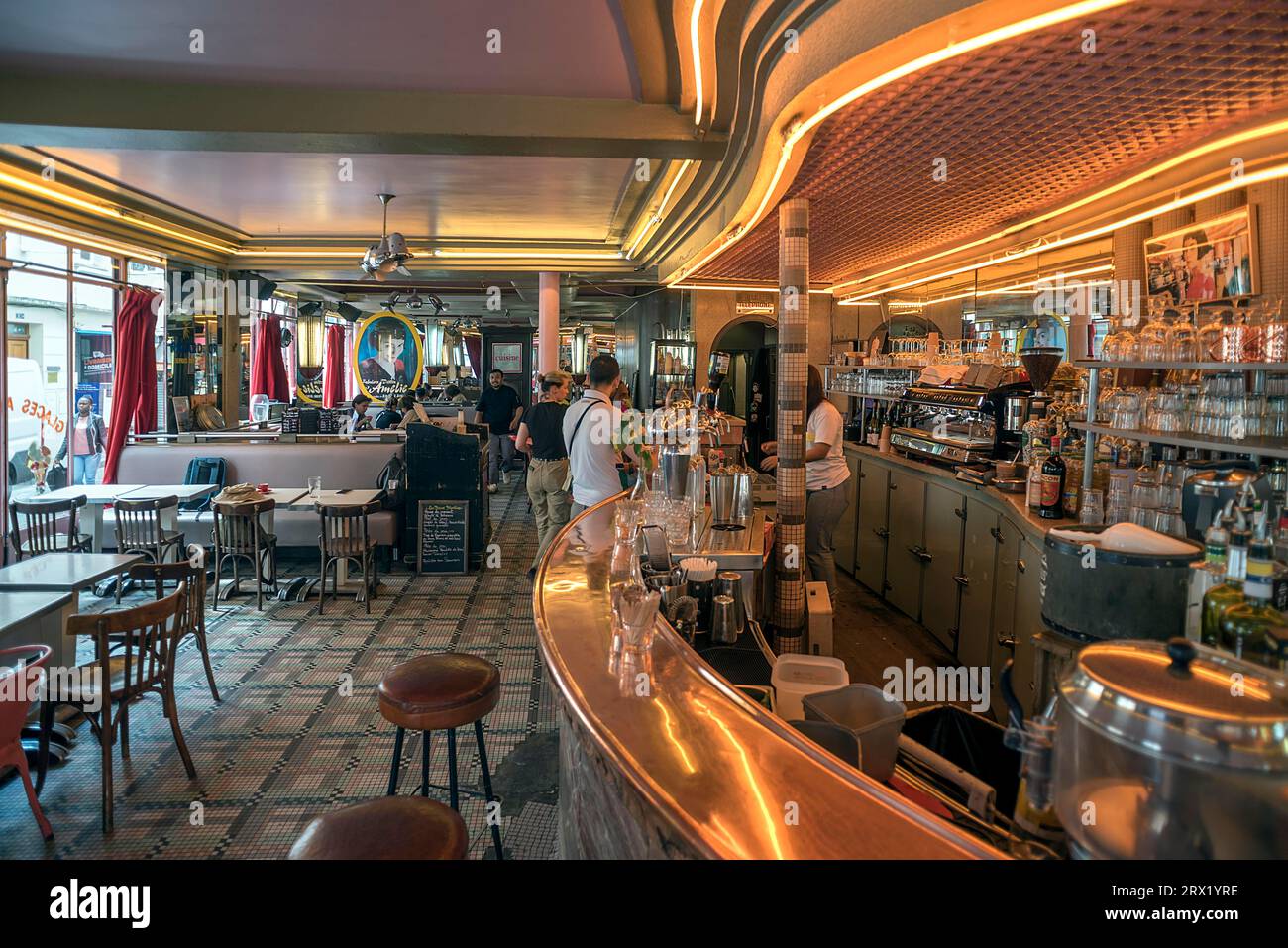 Cafe des Deux Moulins, location of the film The Fabulous World of Amelie, 15 Rue Lepic, Paris, France Stock Photo