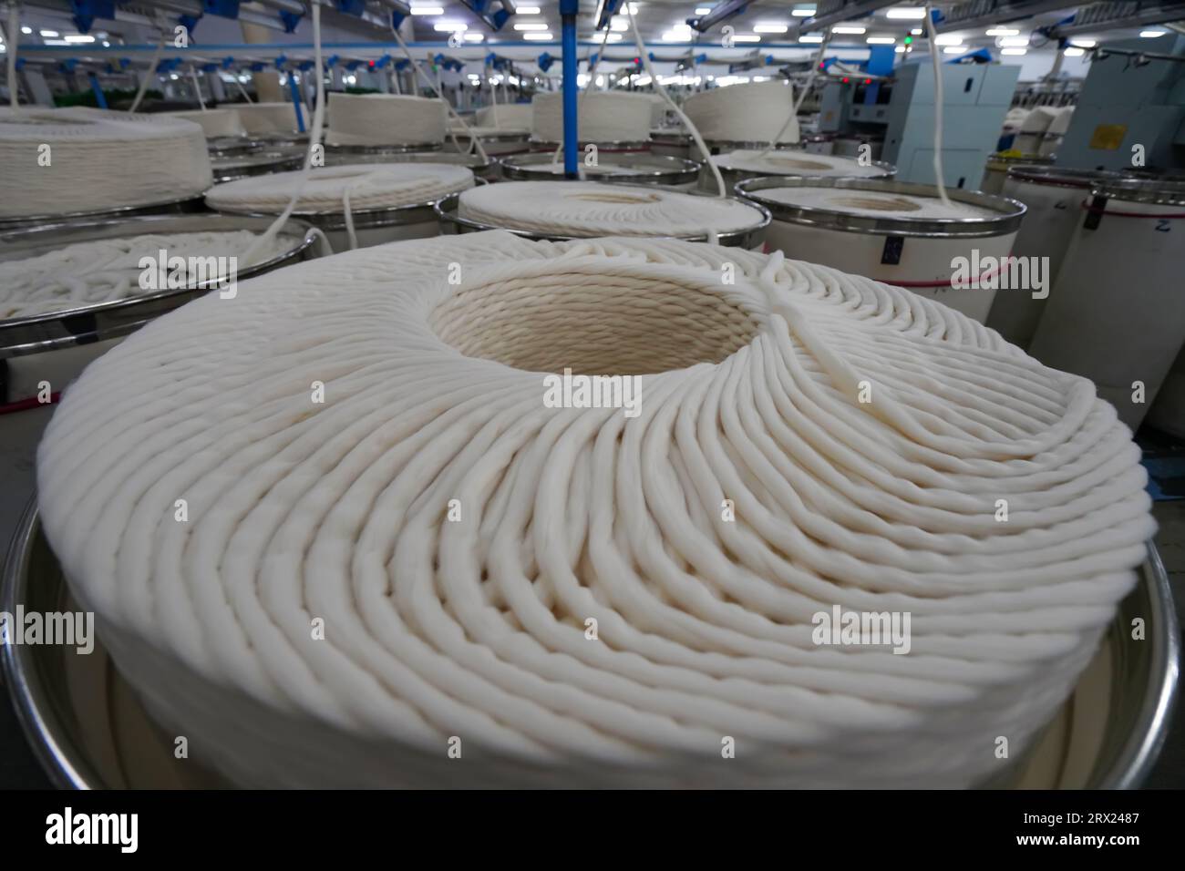 The cotton slivers in the spinning workshop are in a spinning factory ...