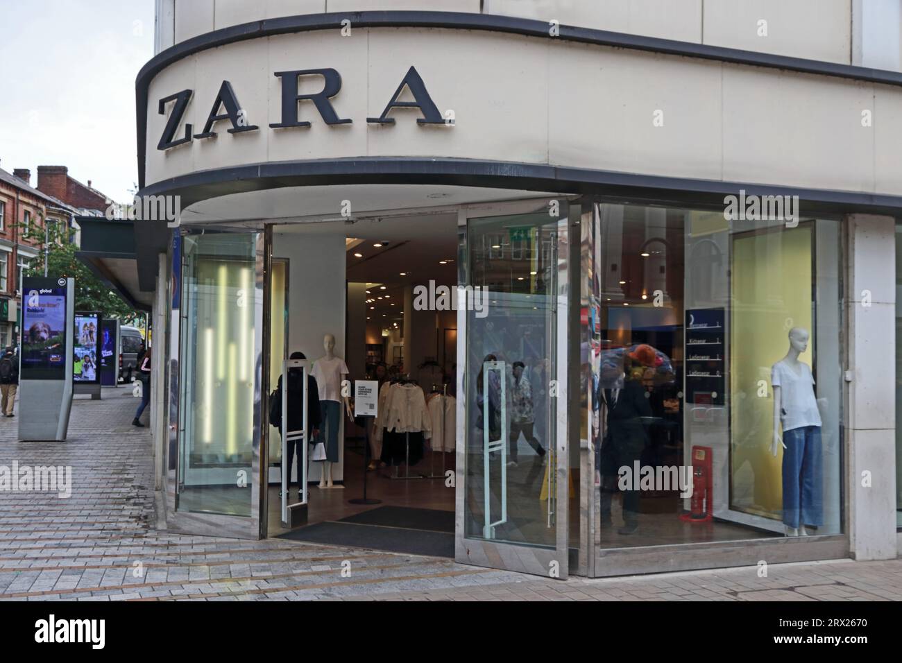 Entrance to Zara shop, Leeds Stock Photo Alamy