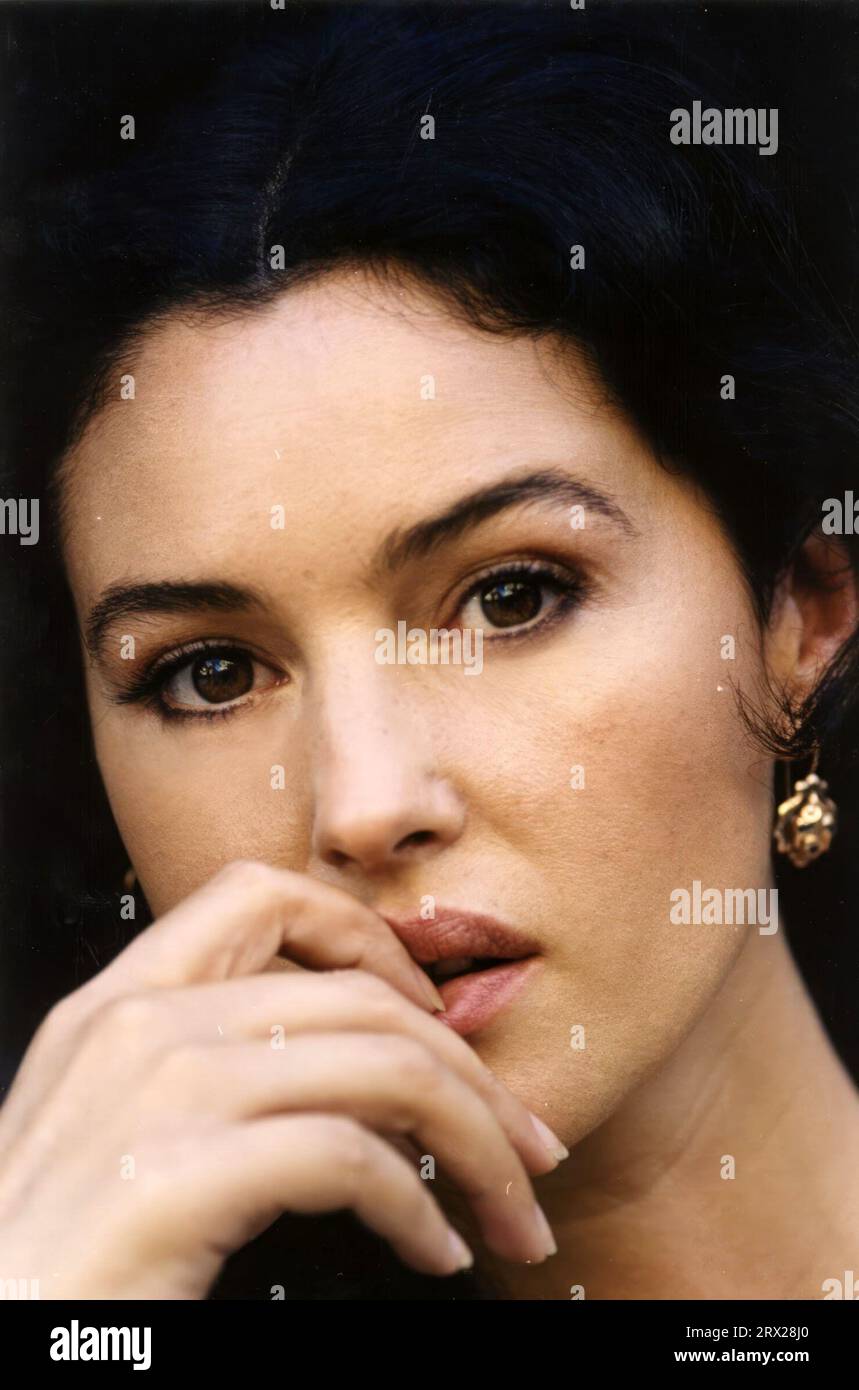 MONICA BELLUCCI in MALENA (2000), directed by GIUSEPPE TORNATORE. Credit MEDUSA FILM/MIRAMAX