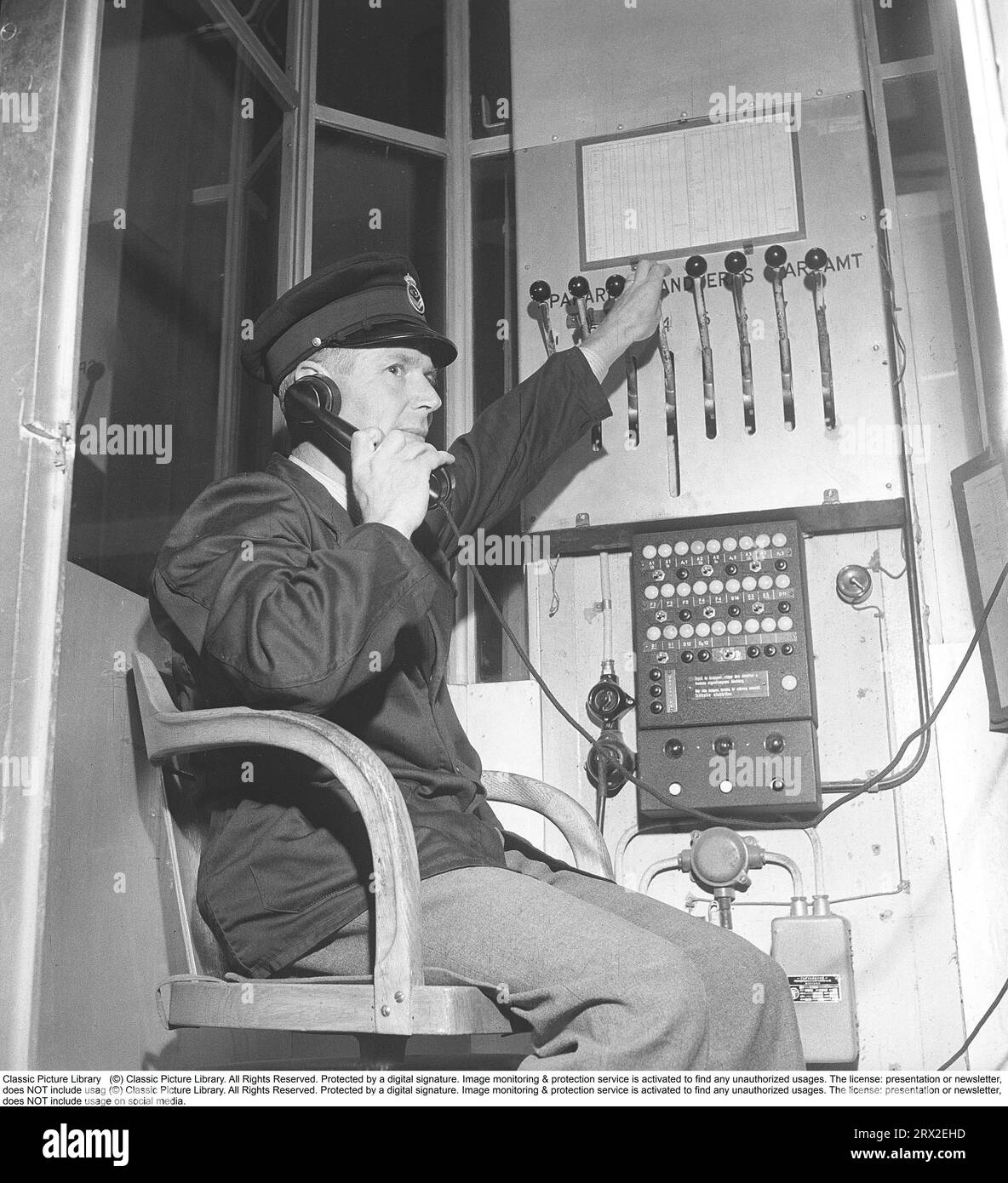 Vintage telephone 1940s hi-res stock photography and images - Alamy
