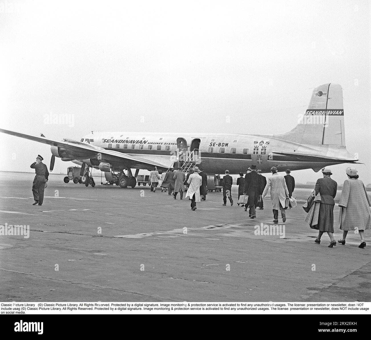 Vintage airplane passengers hi-res stock photography and images - Alamy