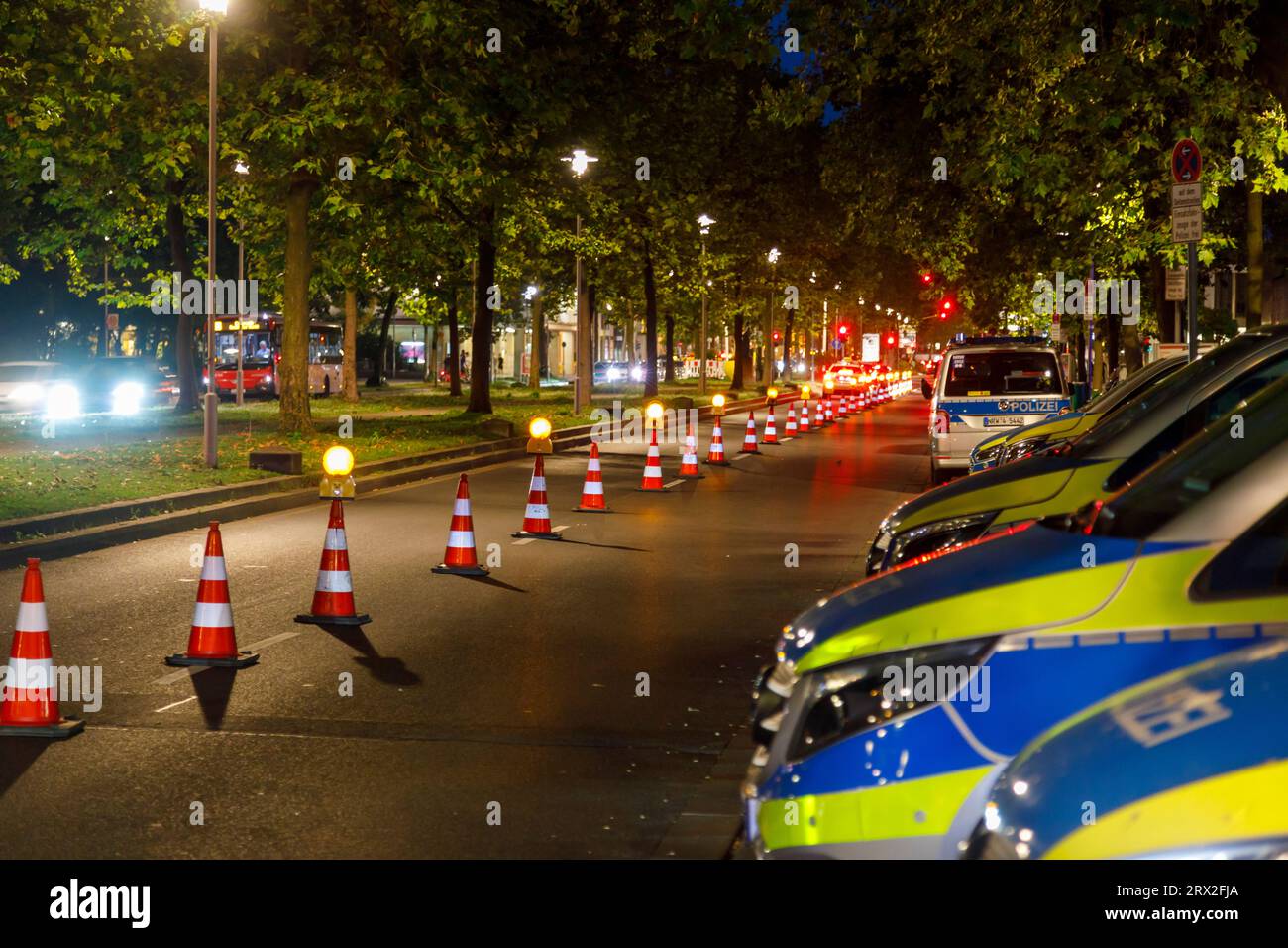 Sicherheitskonzept am Wochenende in der Düsseldorfer Altstadt, Absperrung für Einsatz- und Rettungsfahrzeuge Stock Photo