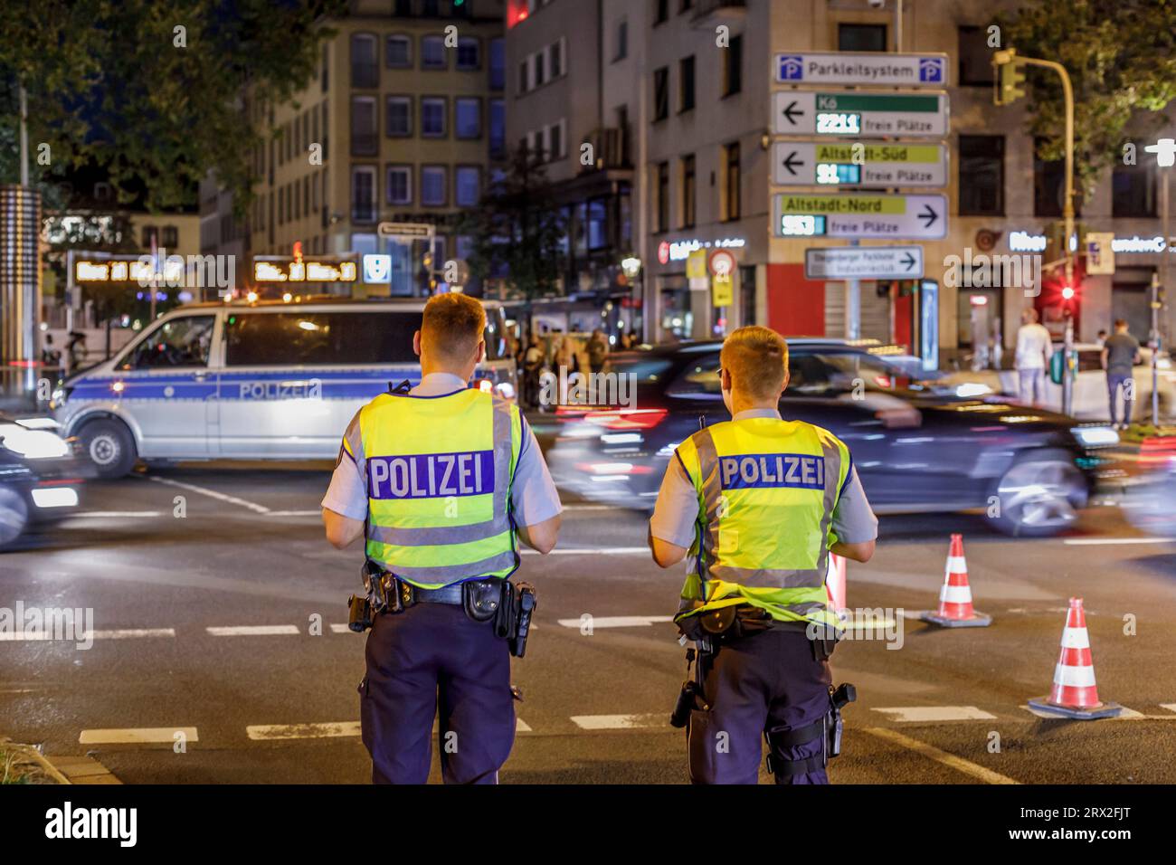 Sicherheitskonzept am Wochenende in der Düsseldorfer Altstadt, Absperrung für Einsatz- und Rettungsfahrzeuge Stock Photo