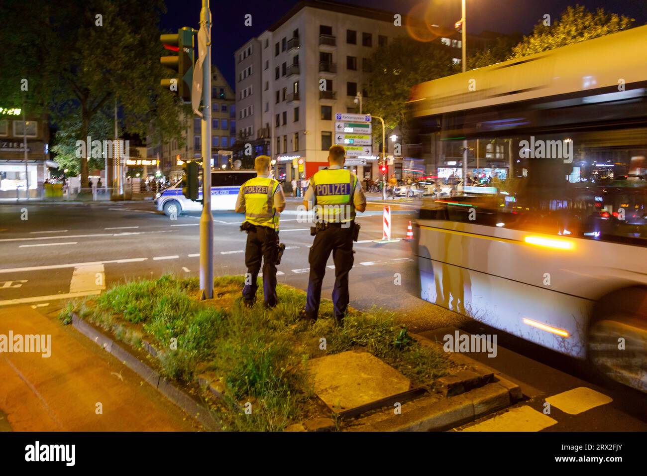 Sicherheitskonzept am Wochenende in der Düsseldorfer Altstadt, Absperrung für Einsatz- und Rettungsfahrzeuge Stock Photo