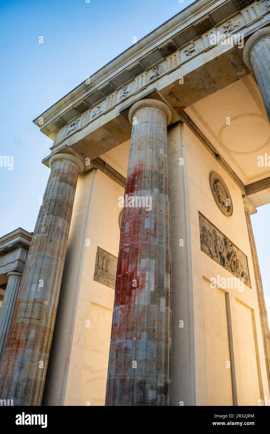 Farbanschlag von Klimaaktivisten der letzten Generation am 17.09.2023 auf das Brandenburger Tor  mit Sprühfarbe. Die erste Reinigung des empfindlichen Stock Photo