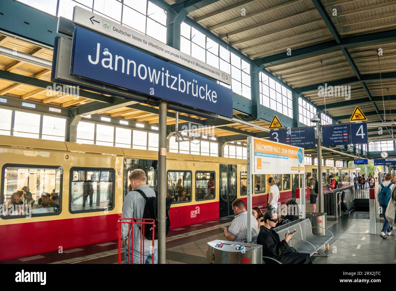 S-Bahnhof Jannowitzbrücke, Menschen, Nahverkehr, Berlin-Mitte, Deutschland Stock Photo