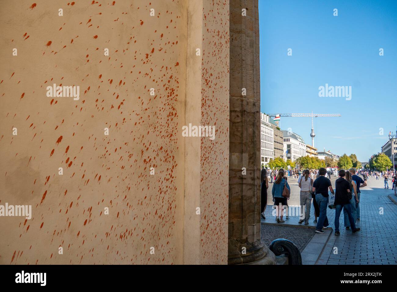 Farbanschlag von Klimaaktivisten der letzten Generation am 17.09.2023 auf das Brandenburger Tor  mit Sprühfarbe. Die erste Reinigung des empfindlichen Stock Photo
