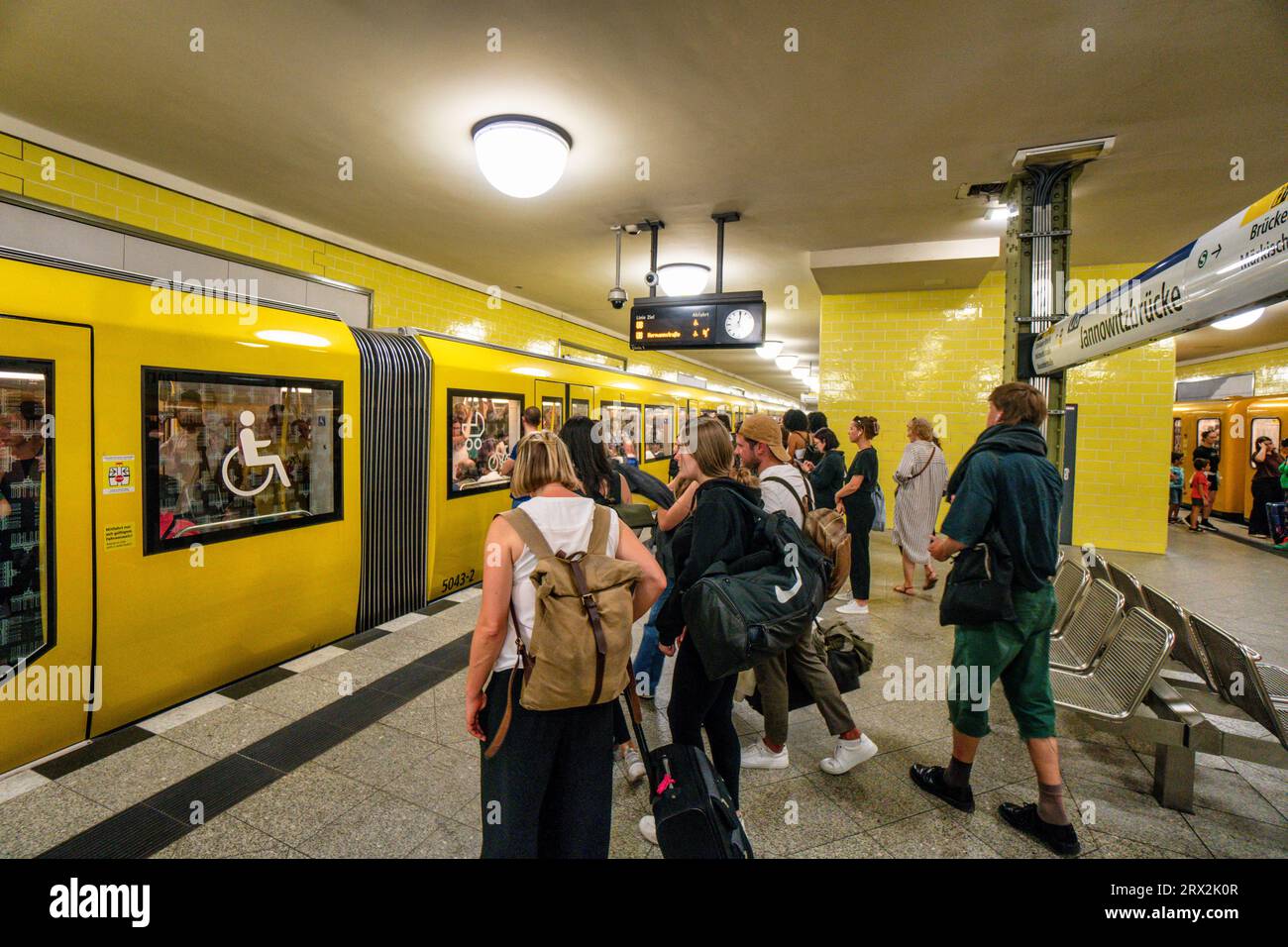 U-Bahn, U8, Jannowitzbrücke, Menschen, Nahverkehr, Berlin-Mitte, Deutschland Stock Photo