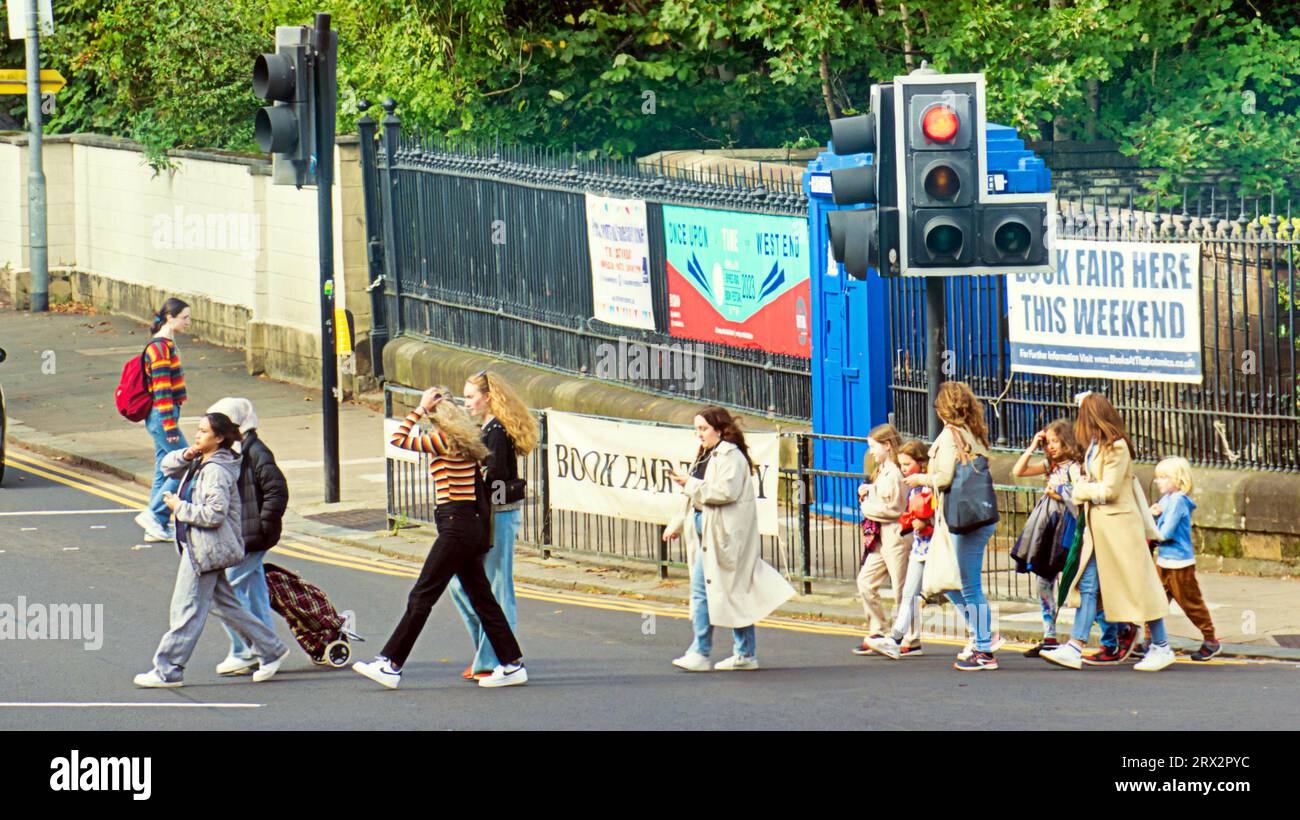 Glasgow, Scotland, UK. 22nd September, 2023. UK Weather:  Botanic gardens and byres road busy traffic junction.Dry day saw  locals and tourists enjoy the end of summer in the west end. Credit Gerard Ferry/Alamy Live News Stock Photo