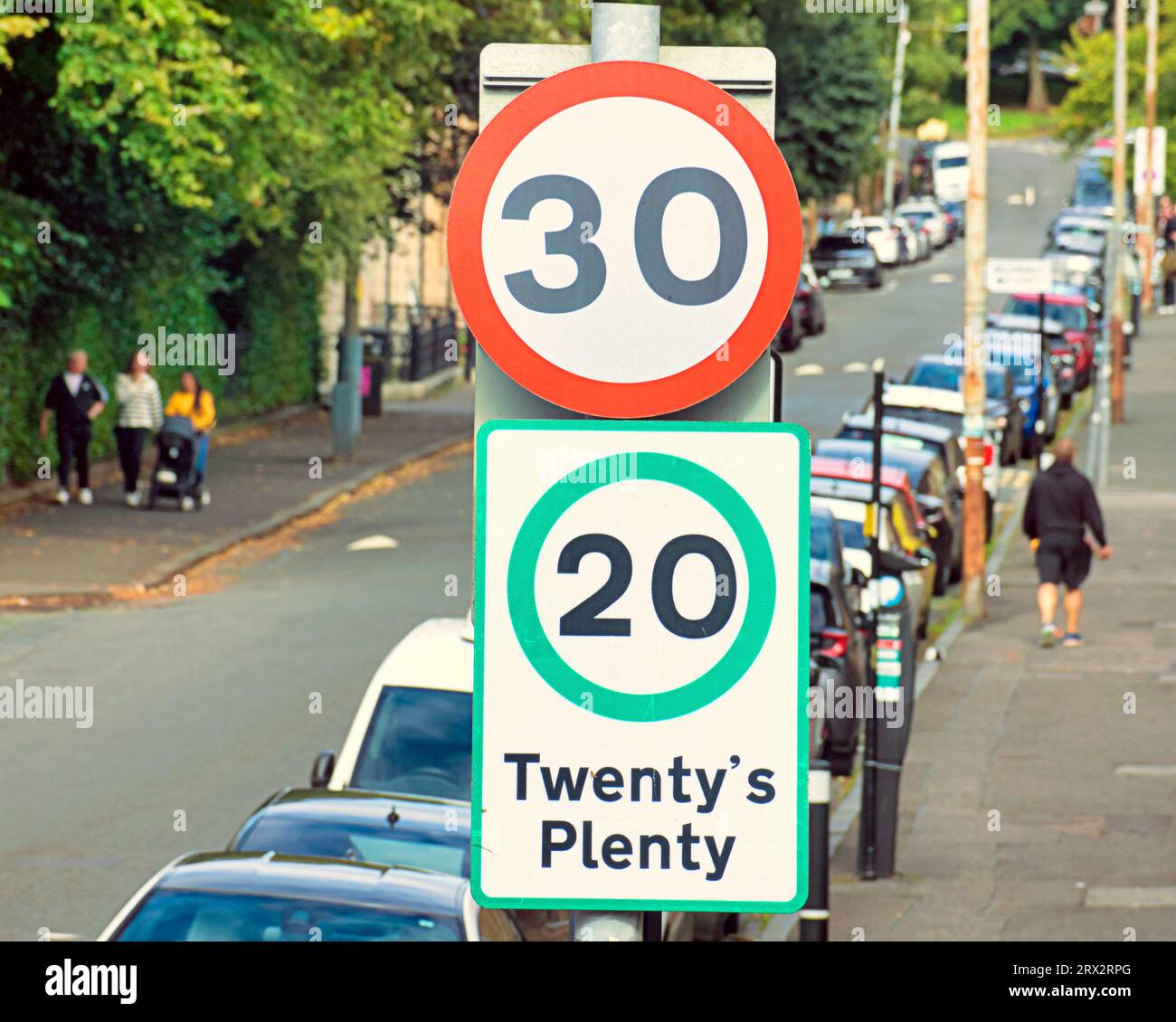 Glasgow, Scotland, UK. 22nd September, 2023. UK Weather:  Twenty speed in the news. Dry day saw  locals and tourists enjoy the end of summer in the west end. Credit Gerard Ferry/Alamy Live News Stock Photo