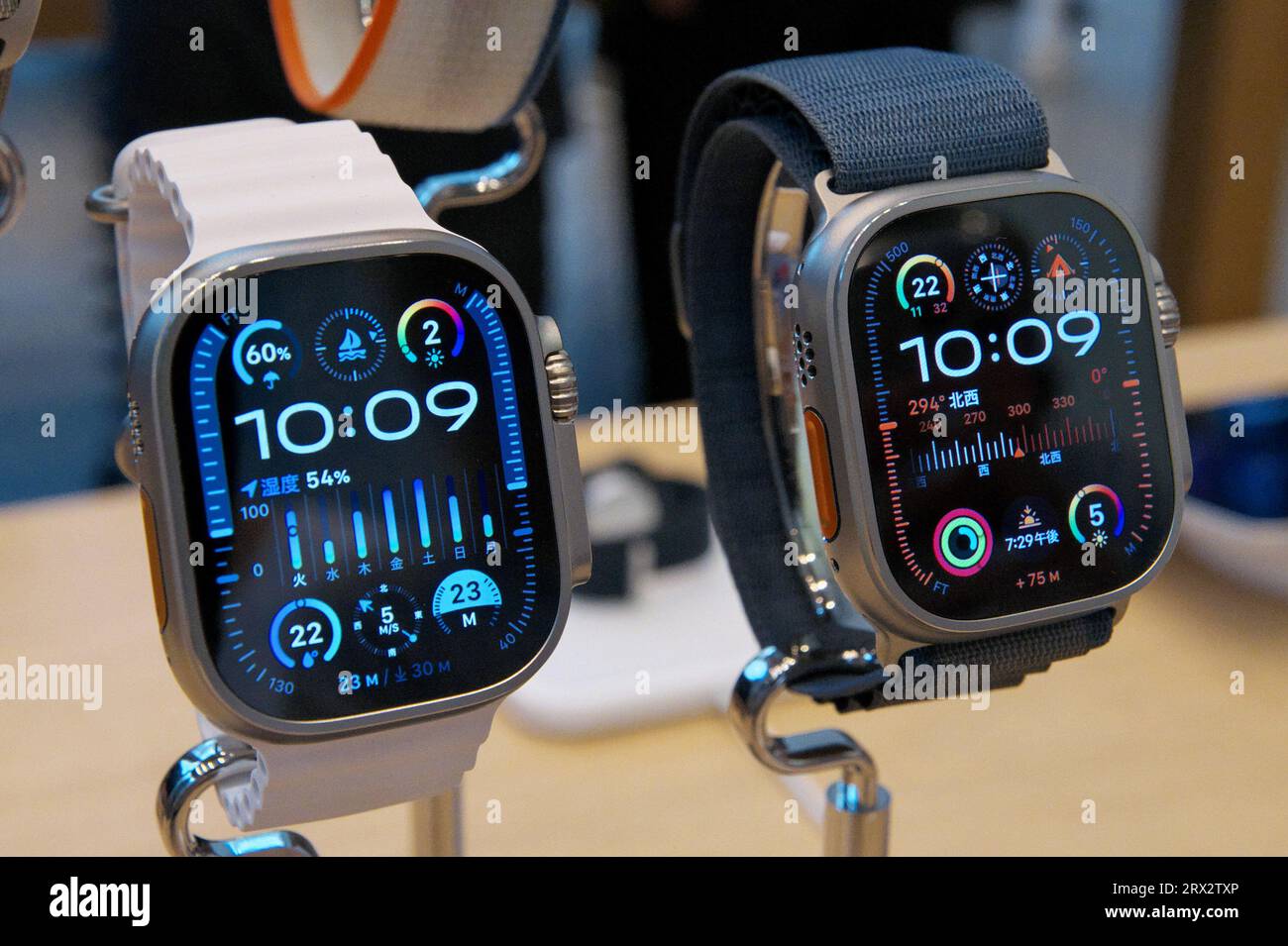 Apple watch ultra 2 hi-res stock photography and images - Alamy