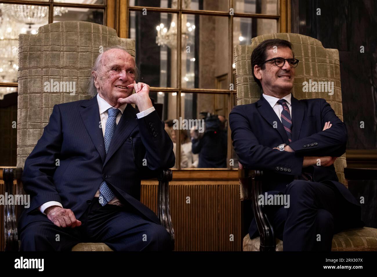 Porto, Portugal. 21st Sep, 2023. Rui Moreira, president of Porto City Council (R) and Francisco Pinto BalsemÃ£o (L) founder of the Imprensa group (owner of the first private TV channel Sociedade Independente de ComunicaçÃ£o (SIC) in Portugal, and the iconic weekly magazine Expresso.) seen during a solemn ceremony handing over the Keys of the City of Porto in the SalÃ£o Nobre of the Paços do Concelho. (Credit Image: © Rita Franca/SOPA Images via ZUMA Press Wire) EDITORIAL USAGE ONLY! Not for Commercial USAGE! Stock Photo