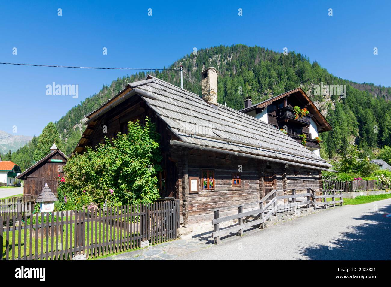 Mallnitz: historic wooden house Schusterkeusche, as a typical Einhof house in Nationalpark Hohe Tauern, Kärnten, Carinthia, Austria Stock Photo