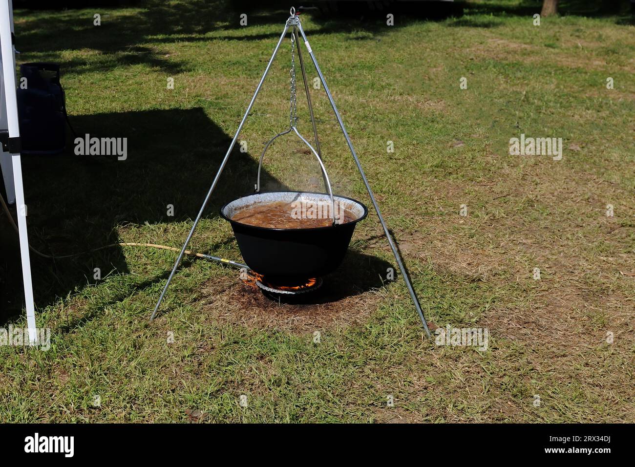 https://c8.alamy.com/comp/2RX34DJ/large-cast-iron-cooking-pot-stew-cooking-pot-cooking-stew-outside-in-the-garden-slavic-cooking-in-a-fair-in-summer-2RX34DJ.jpg