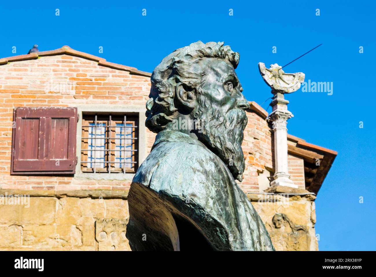 Statue of Benvenuto Cellini and sundial, Ponte Vecchio, Florence (Firenze), UNESCO World Heritage Site, Tuscany, Italy, Europe Stock Photo