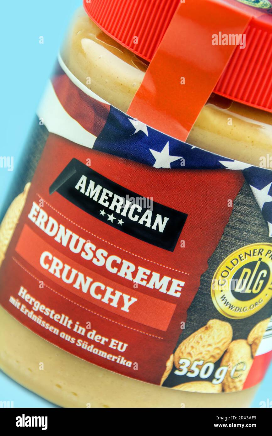 Erdnusscreme crunchy American im Glas 350 g Stock Photo