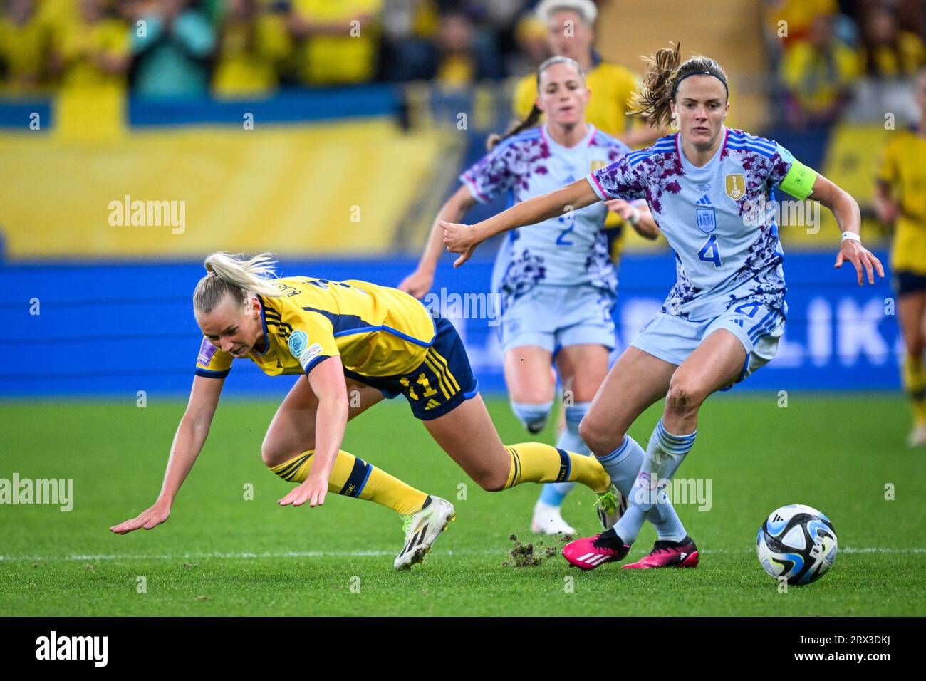 Gothenburg, Sweden. 22nd Sep, 2023. Sweden's Stina Blackstenius (L) and Spain's Irene Paredes in action during the UEFA Women's Nations League soccer match (League A, Group A4) between Sweden and Spain at Gamla Ullevi in Gothenburg, Sweden, on Sept. 22, 2023.Photo: Björn Larsson Rosvall/TT/code 9200 Credit: TT News Agency/Alamy Live News Stock Photo