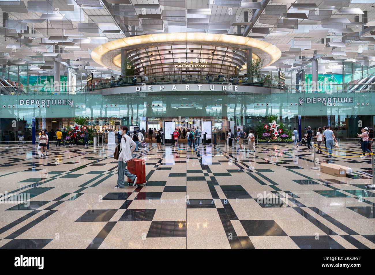 31.07.2023, Singapore, Republic of Singapore, Asia - Interior view of the modern Terminal 3 with air travellers at Singapore's Changi Airport. Stock Photo