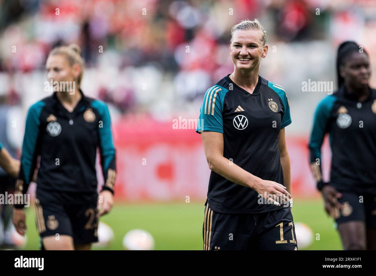 Alexandra Popp (Deutschland, 11) lachend im Warm Up UEFA Women?s Nations League Daenemark