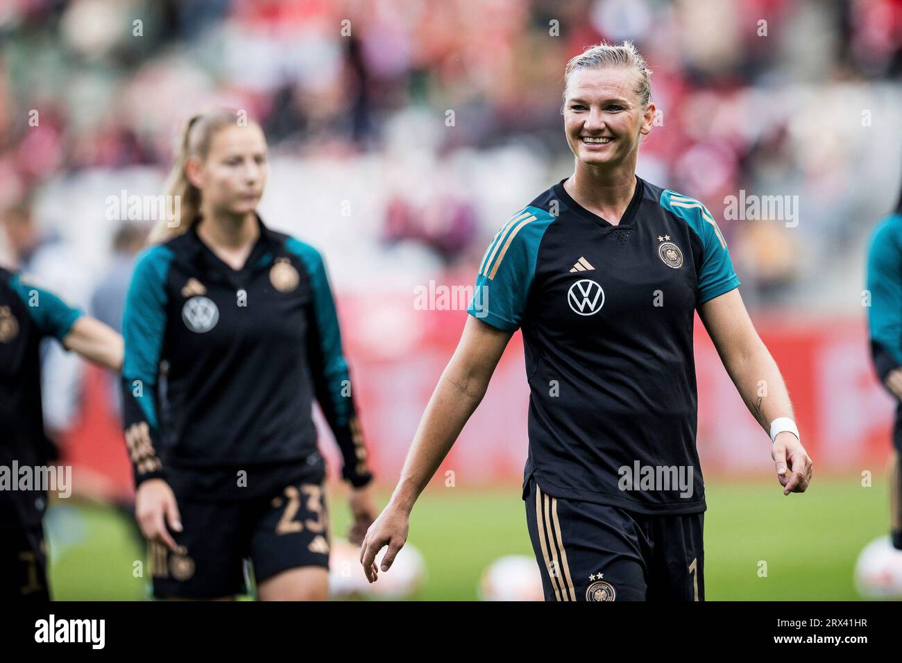 Alexandra Popp (Deutschland, 11) lachend im Warm Up UEFA Women?s Nations League Daenemark