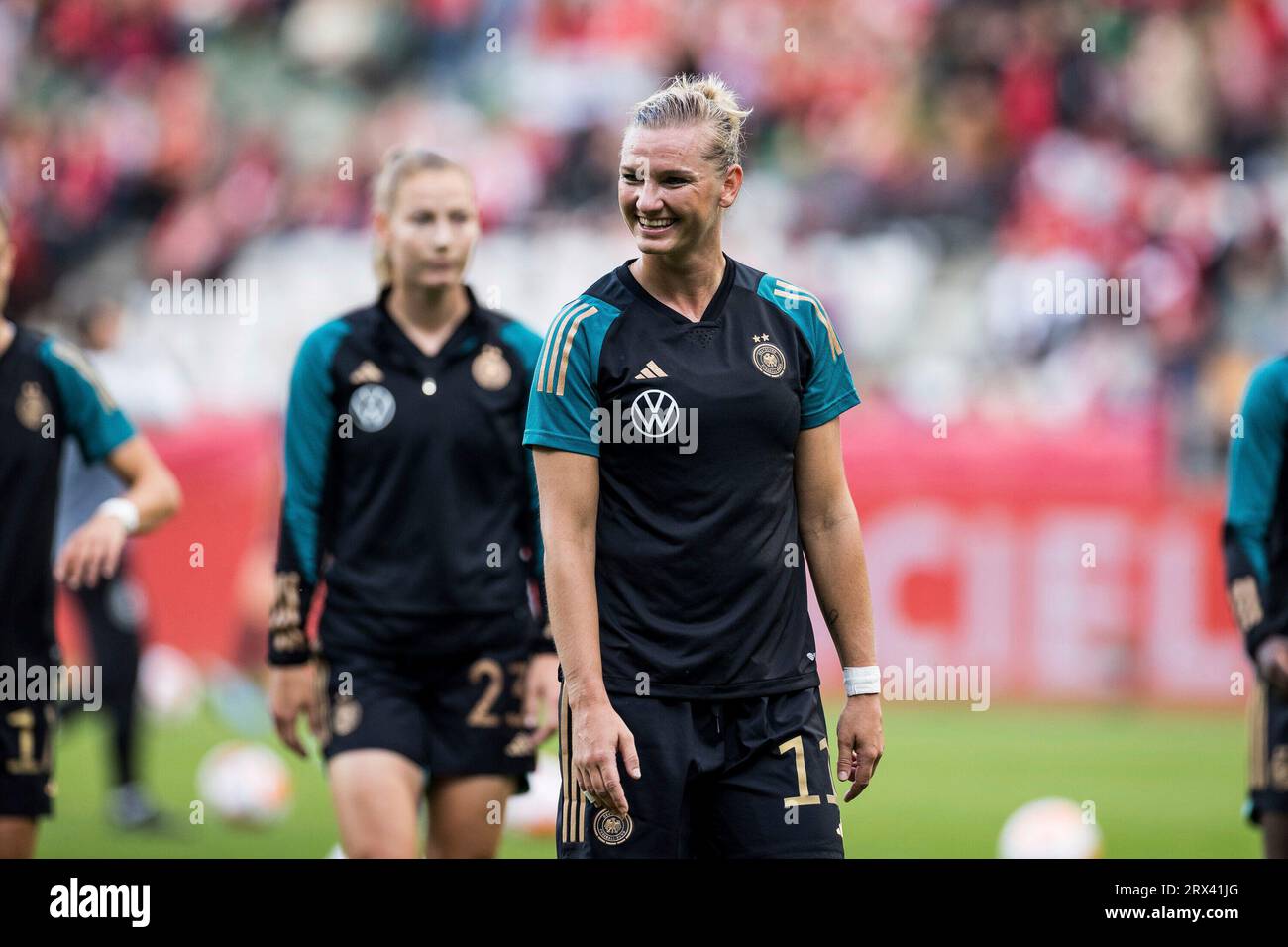 Alexandra Popp (Deutschland, 11) lachend im Warm Up UEFA Women?s Nations League Daenemark