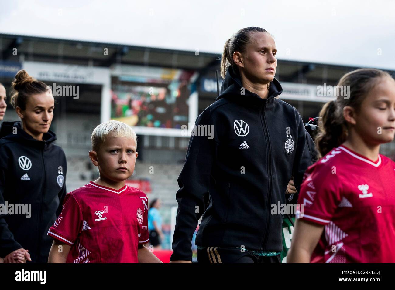 Klara Buehl (Deutschland, 19) mit Einlaufkind UEFA Women?s Nations League Daenemark