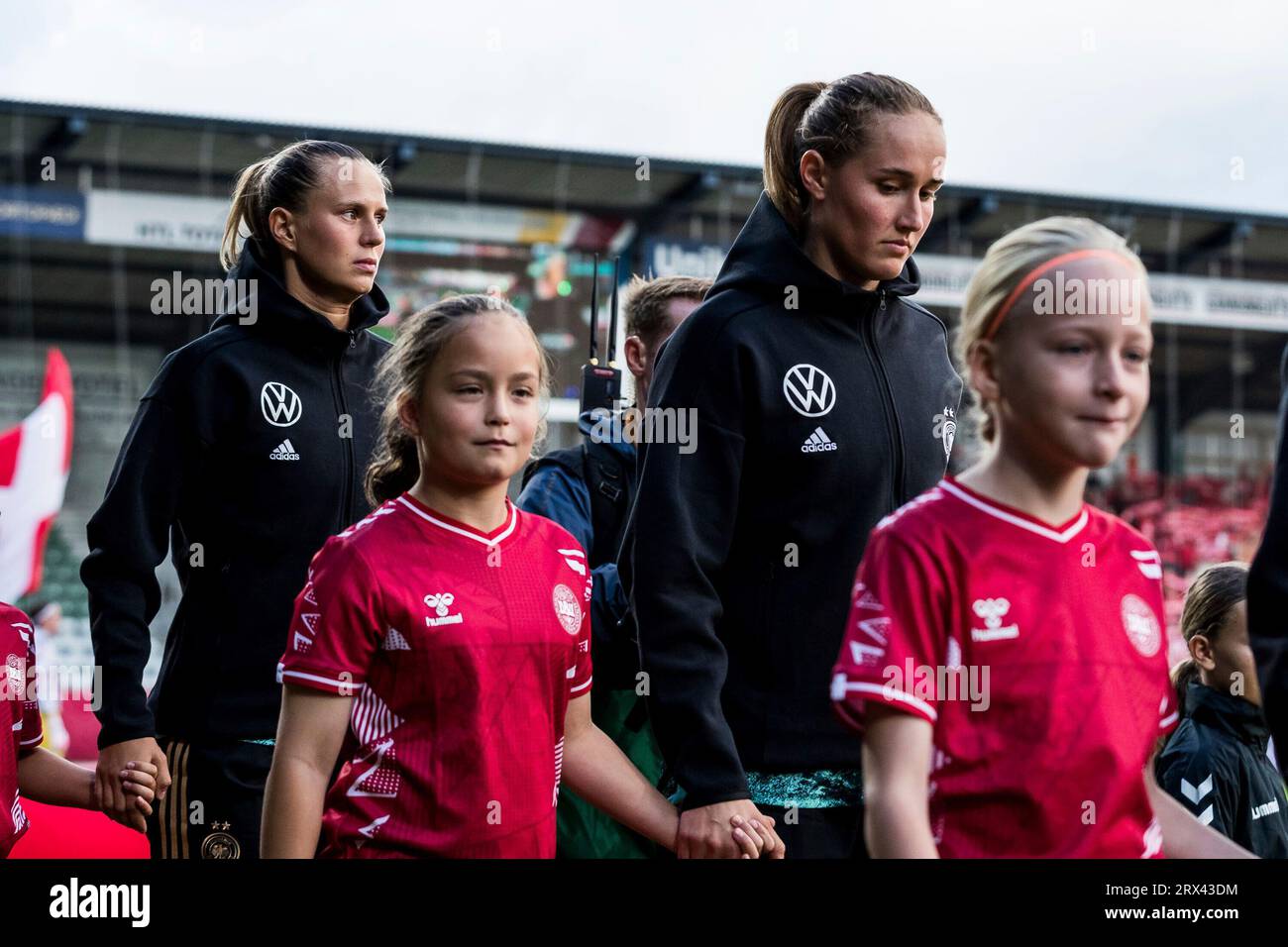 Sydney Lohmann (Deutschland, 8) mit Einlaufkind UEFA Women?s Nations League Daenemark