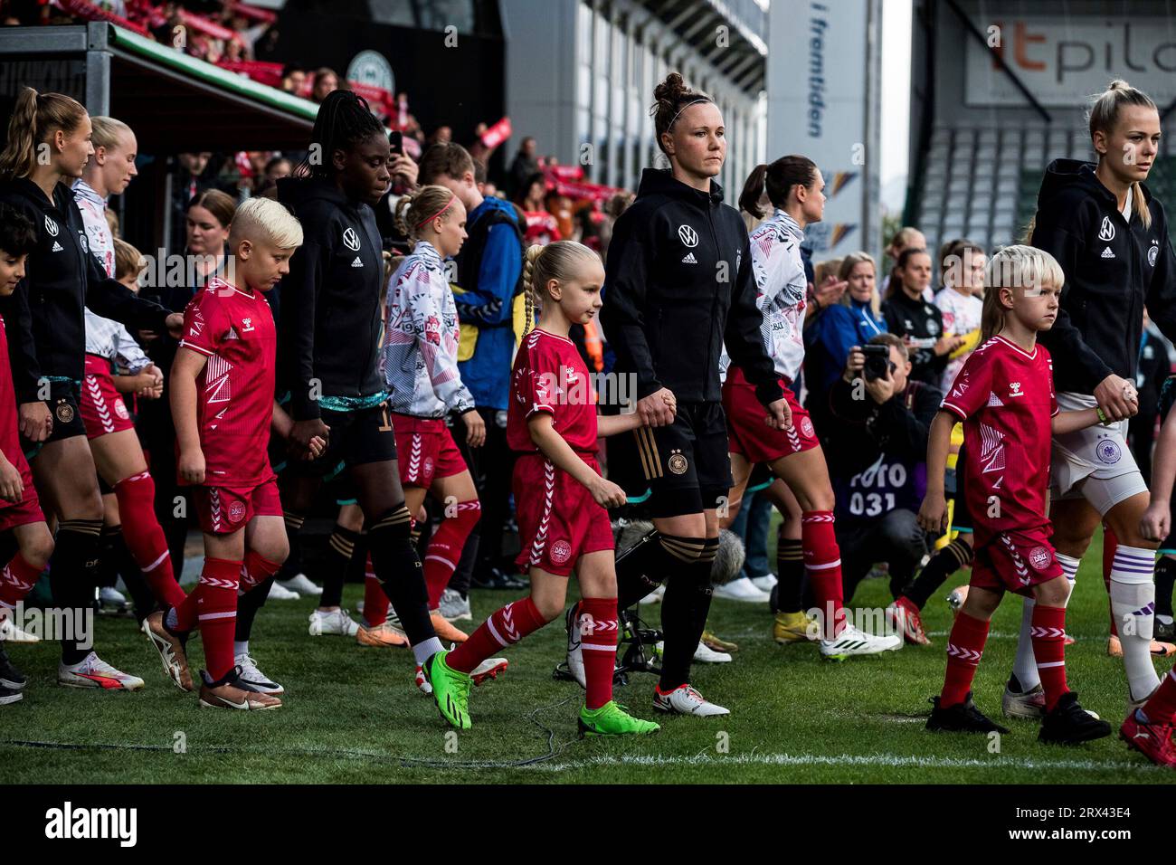 Marina Hegering (Deutschland, 5) mit Einlaufkind UEFA Women?s Nations League Daenemark