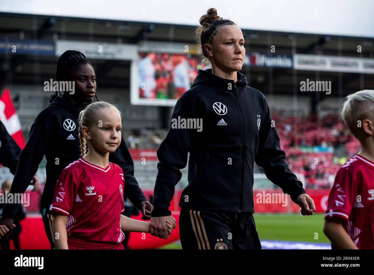 Marina Hegering (Deutschland, 5) mit Einlaufkind UEFA Women?s Nations League Daenemark