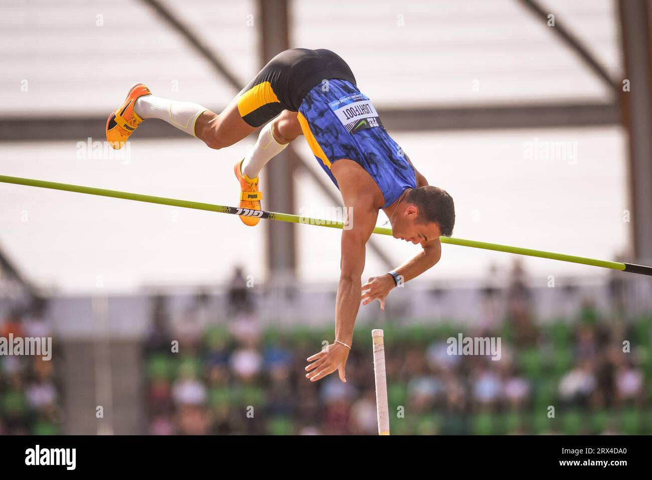 KC Lightfoot (USA) clears a height of 18-1 (5.52 m) to finish seventh in the men’s pole vault at the Diamond League Championships at The Pre-Classic o Stock Photo