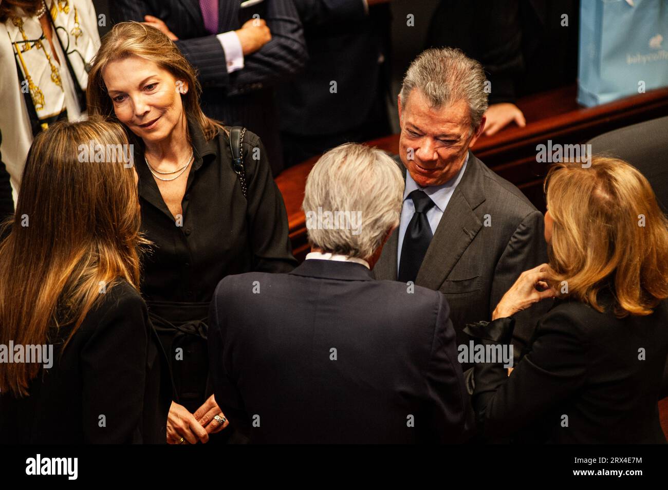 Bogota, Colombia. 22nd Sep, 2023. Colombia's former president Juan Manuel Santos and his wife Tutina de Santos (L) speak to the sons of Fernando Botero; Fernando Botero Zea and Lina Botero as Colombian congress hosts an obit to late Colombian artist Fernando Botero, in Bogota, Colombia on September 22, 2023. Photo by: Sebastian Barros/Long Visual Press Credit: Long Visual Press/Alamy Live News Stock Photo