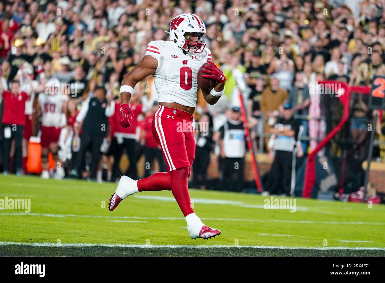 Wisconsin running back Braelon Allen (0) runs in for a touchdown