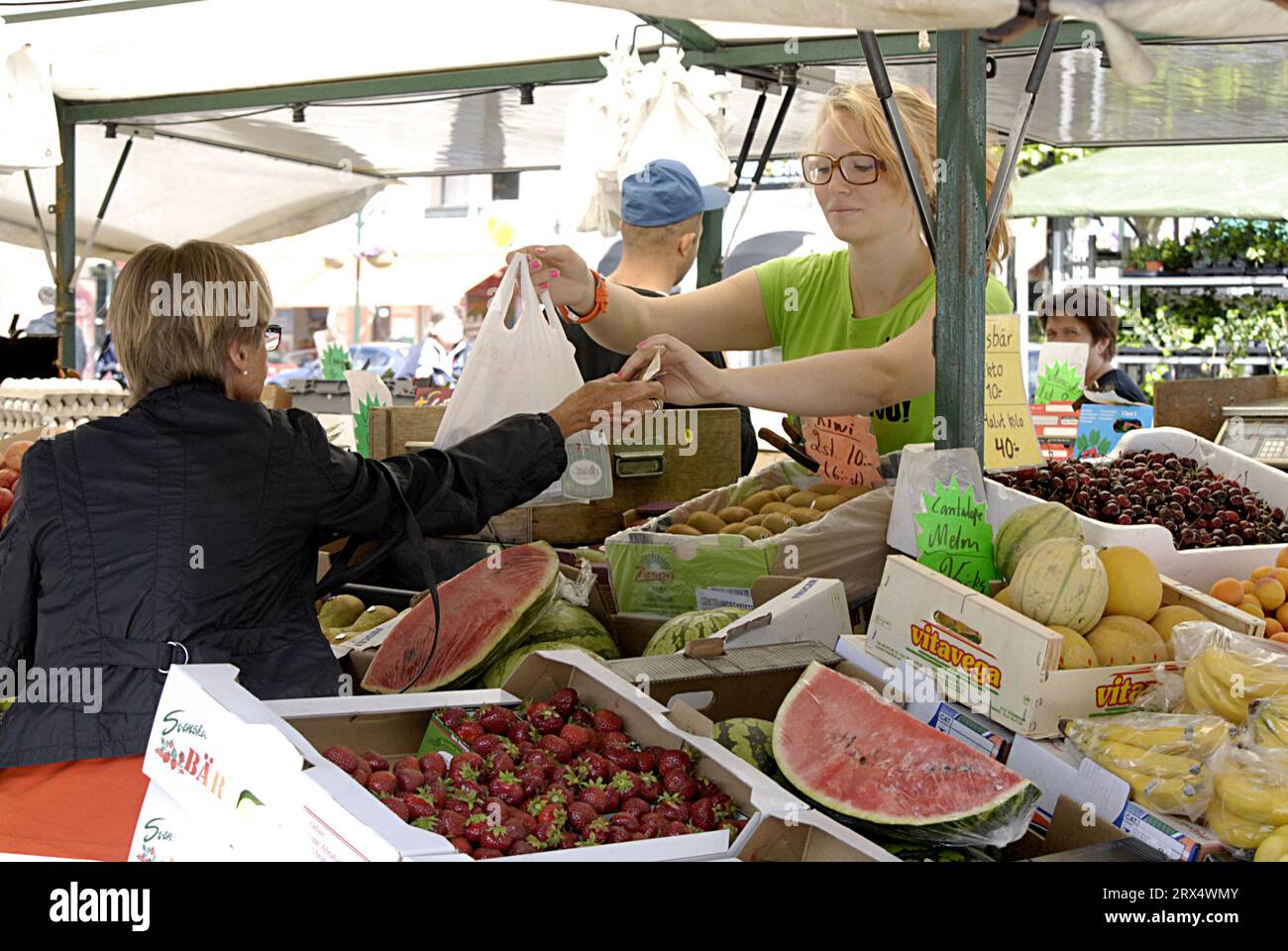 MALMO/MALMÖ/SVERIGE / SWEDEN  Female fruit consumers buying fruit and paying money for fruit 17 June 2013           (Photo by Francis Joseph  Dean / Deanpictures) Stock Photo