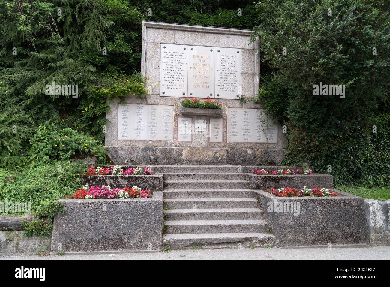 Memorial to the Victims of the First and Second World War in historic centre of Hallstatt, Upper Austria, Austria, and Hallstatter See (Lake Hallstatt Stock Photo