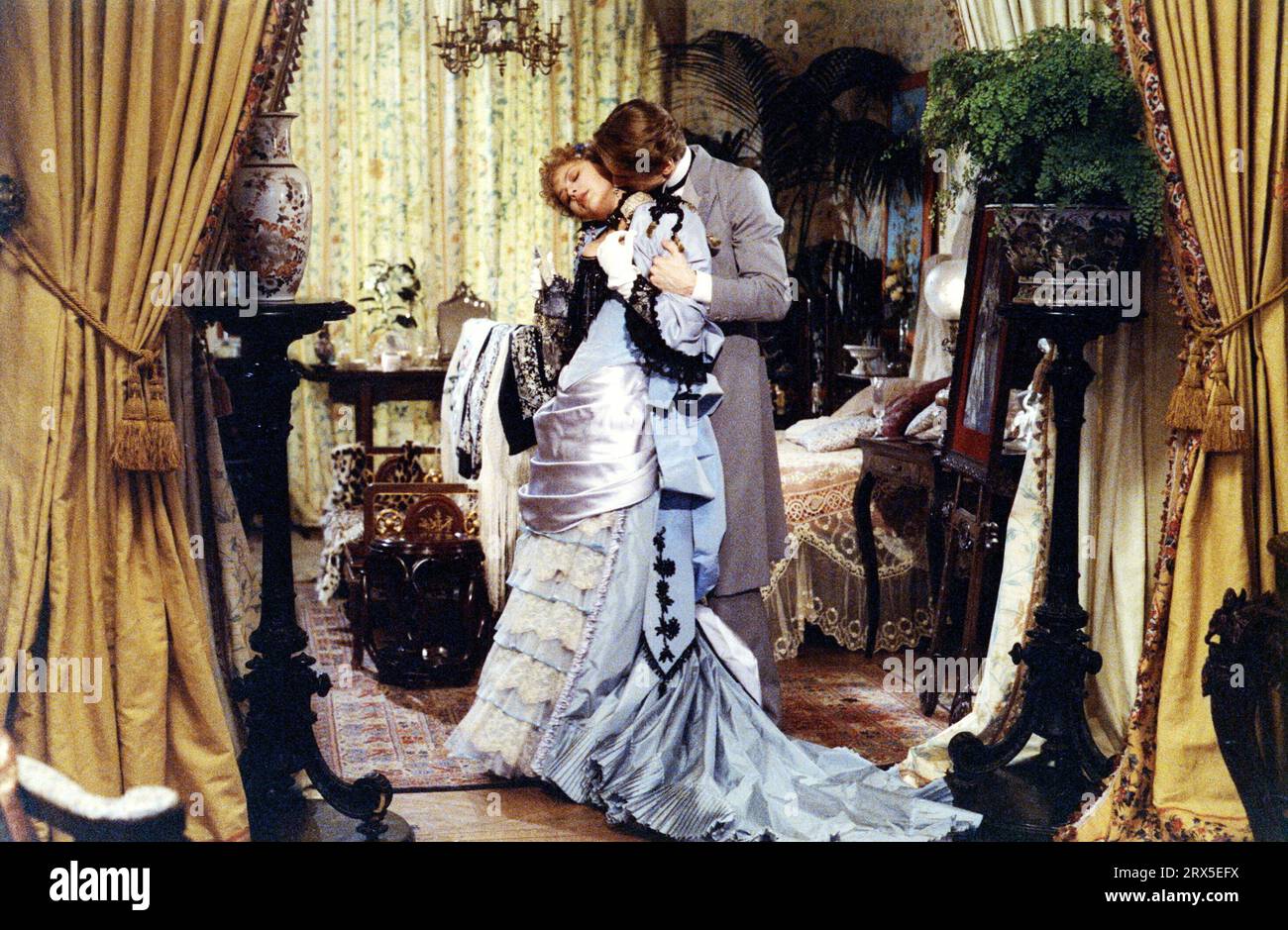 ORNELLA MUTI and JEREMY IRONS in SWANN IN LOVE (1984) -Original title: UN AMOUR DE SWANN-, directed by VOLKER SCHLONDORFF. Stock Photo