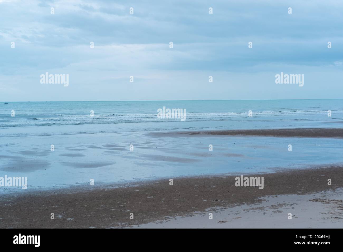Beautiful beach ocean waves hi-res stock photography and images - Alamy