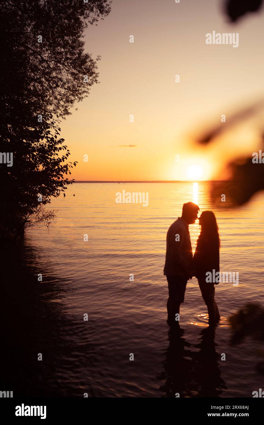 Couple embracing silhouette hi-res stock photography and images - Alamy