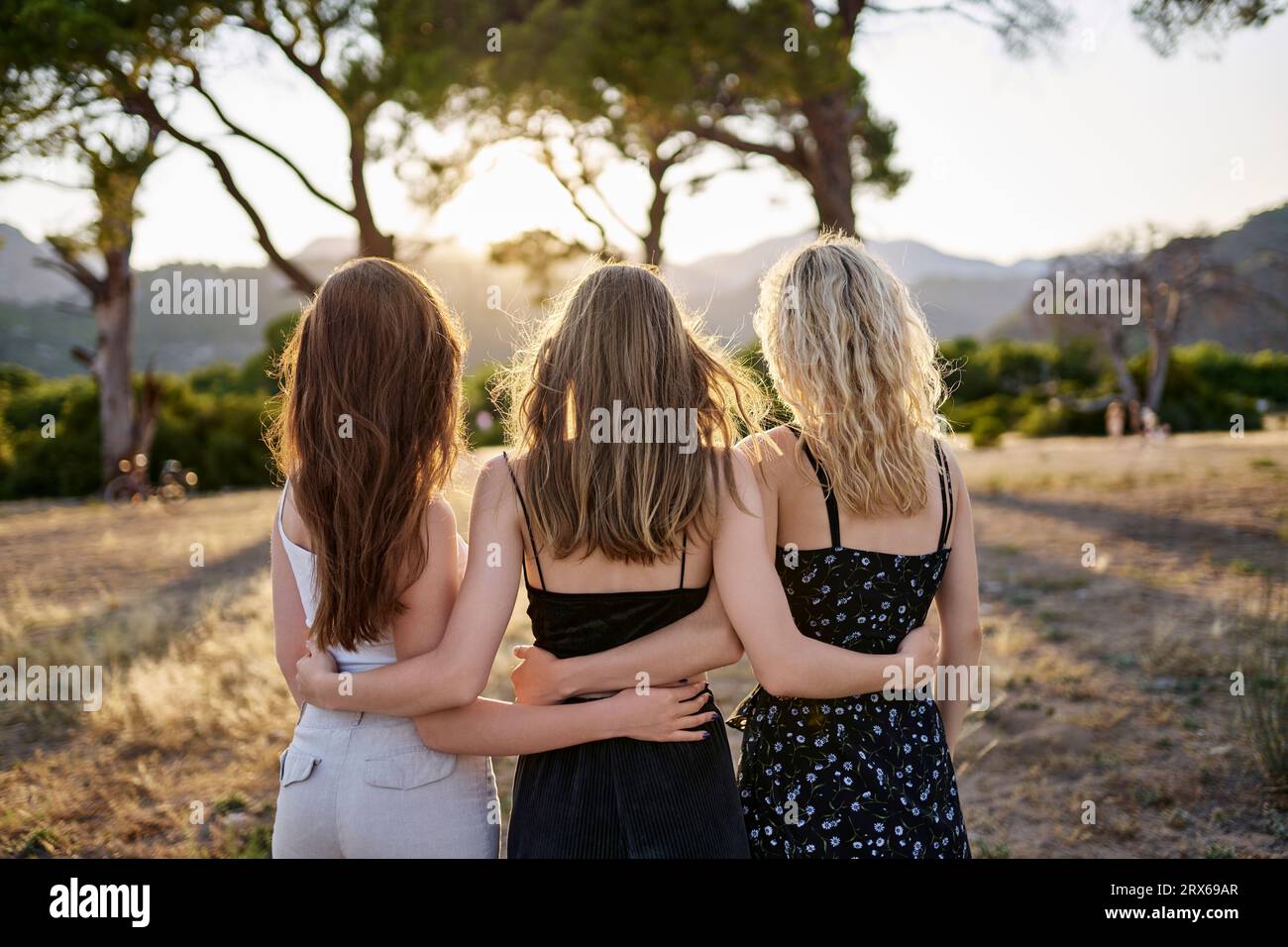 Arms around waist hi-res stock photography and images - Alamy
