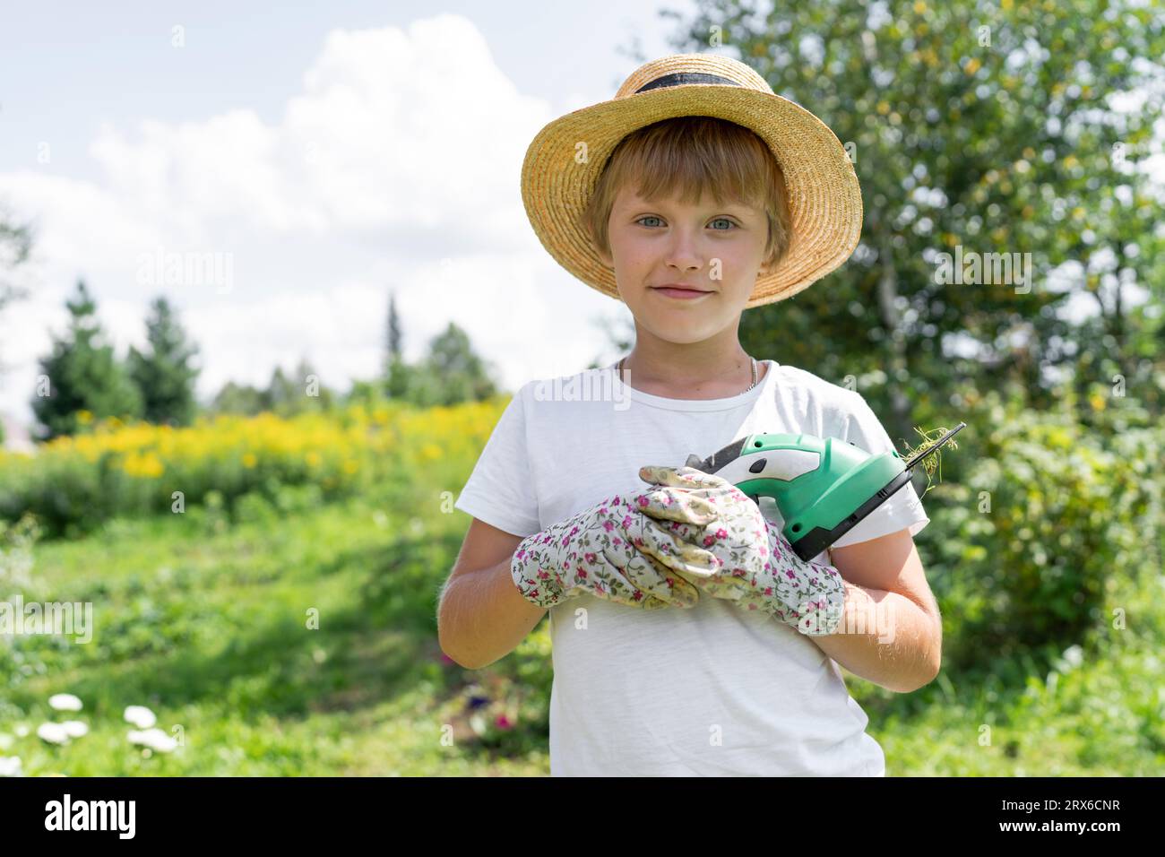 Boy wearing hat and gloves hi-res stock photography and images - Alamy
