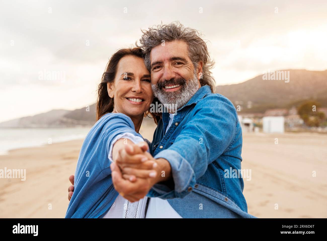 Happy loving couple holding hands at beach Stock Photo - Alamy