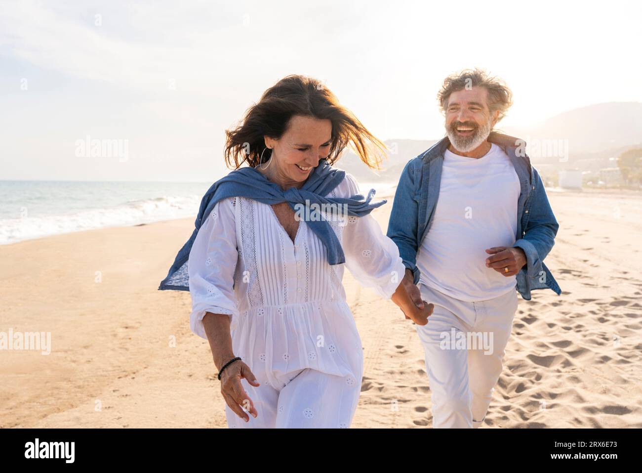 Man woman holding hands running hi-res stock photography and images - Alamy