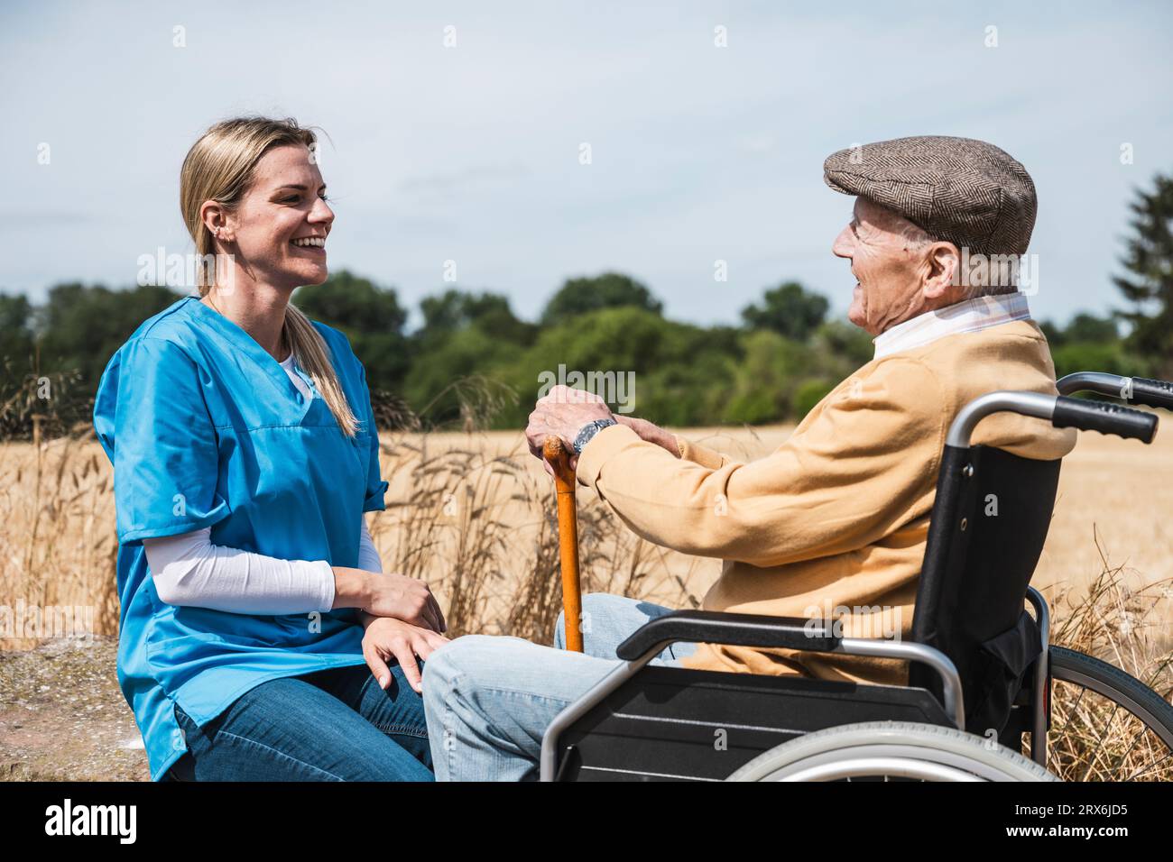 Smiling nurse talking senior hi-res stock photography and images - Alamy