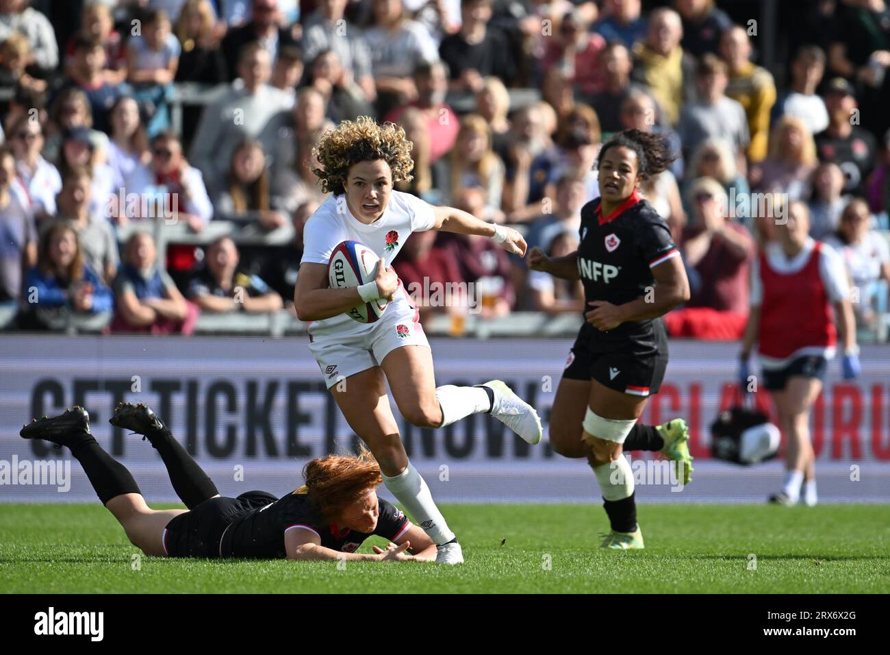 England's Ellie Kildunne (centre) scores their side's third try of the