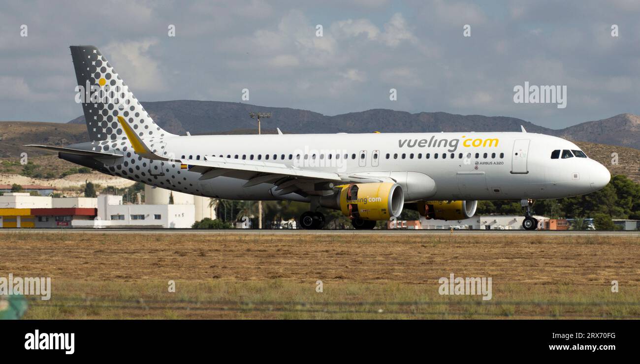 Avión de línea Airbus A320 de Vlueling en Alicante Stock Photo